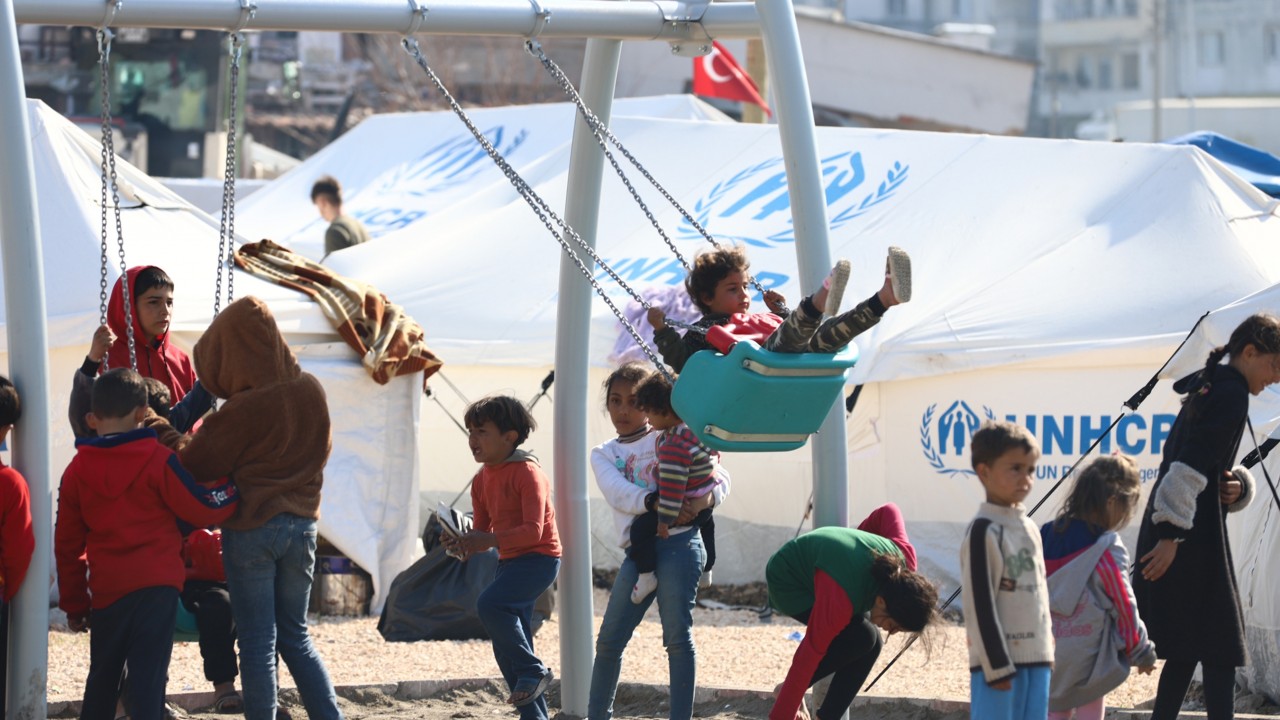 Konya Büyükşehir Hatay’da depremzede çocuklar için oyun alanı kurdu