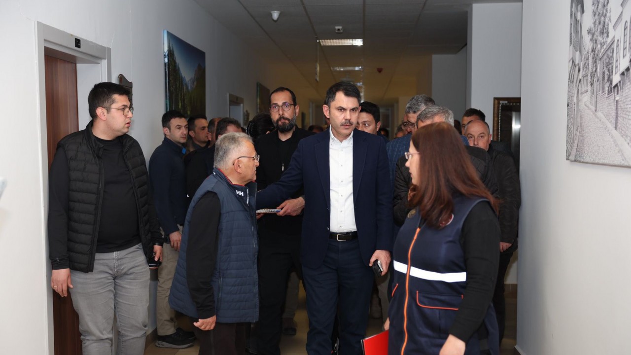 Bakan Kurum, Kahramanmaraş’ta Kayseri Büyükşehir Belediye Başkanı  ile görüştü
