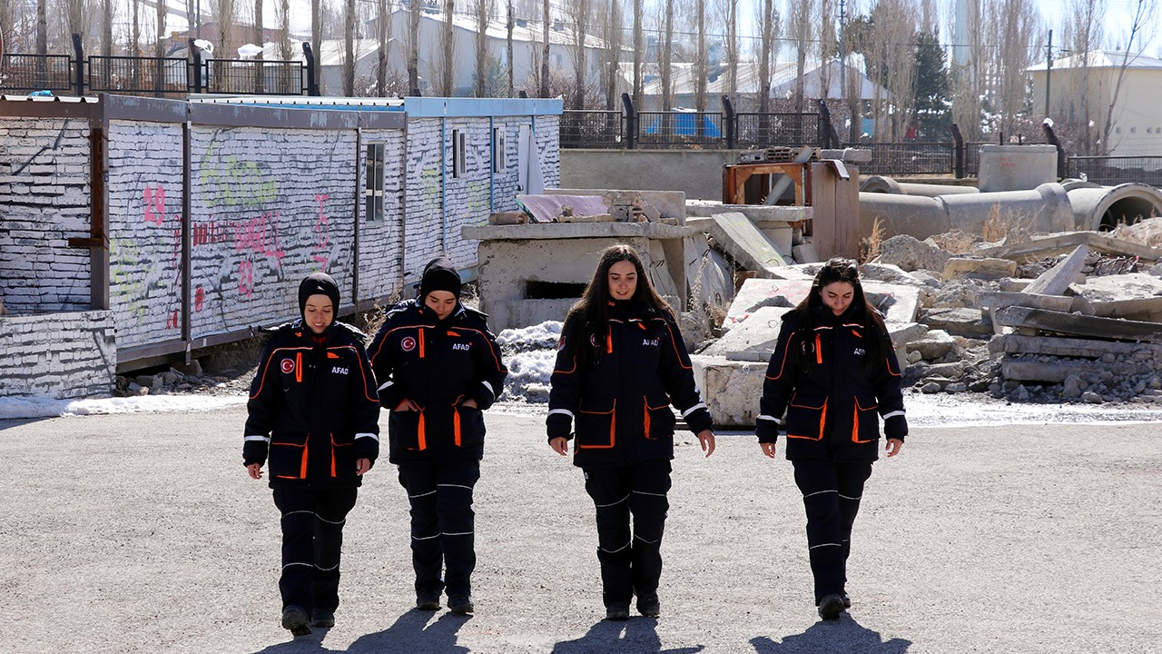 AFAD'ın kadın kahramanları, enkaz altındakilere nefes oldu