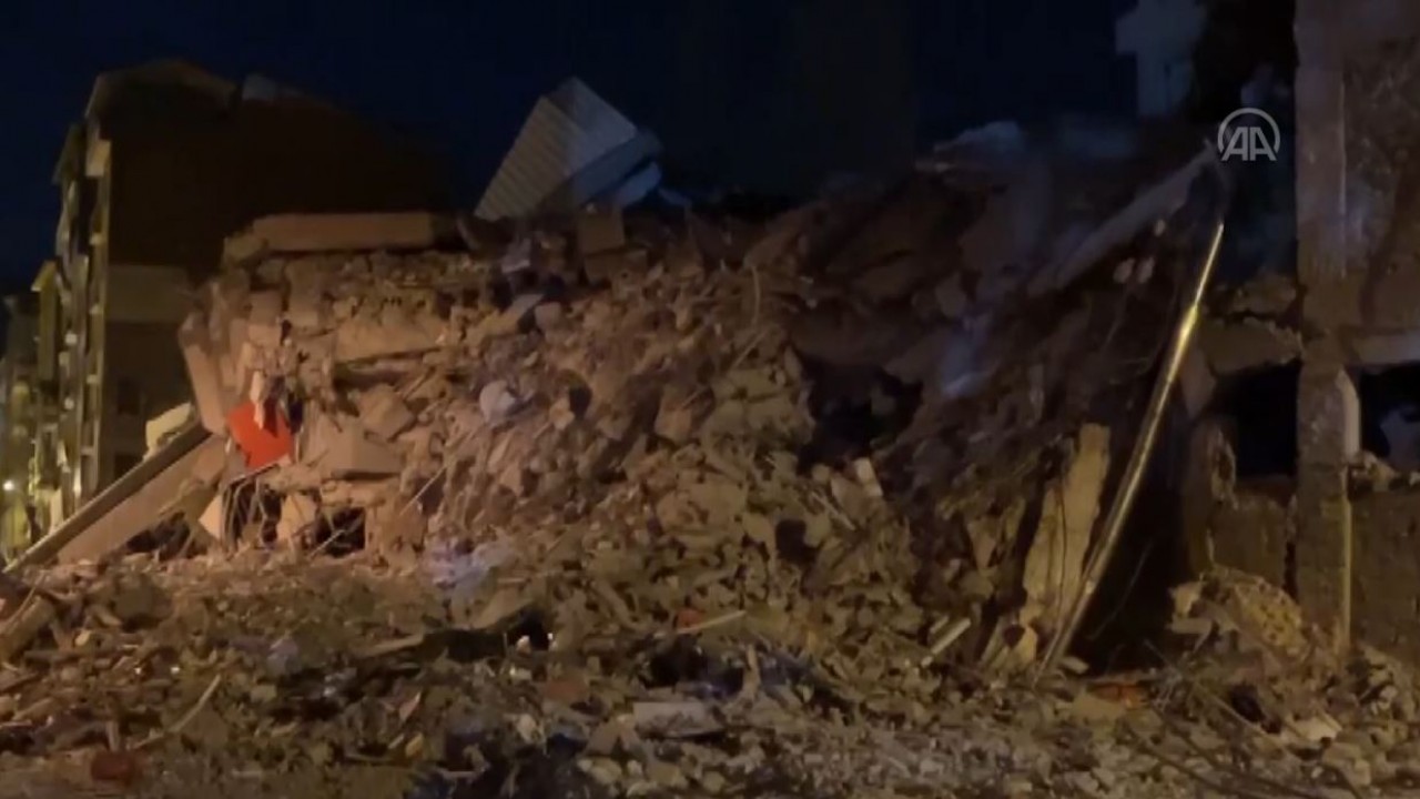 Malatya'da depremlerde bir kısmı yıkılan bina Adıyaman'daki 4,5 büyüklüğündeki depremde çöktü