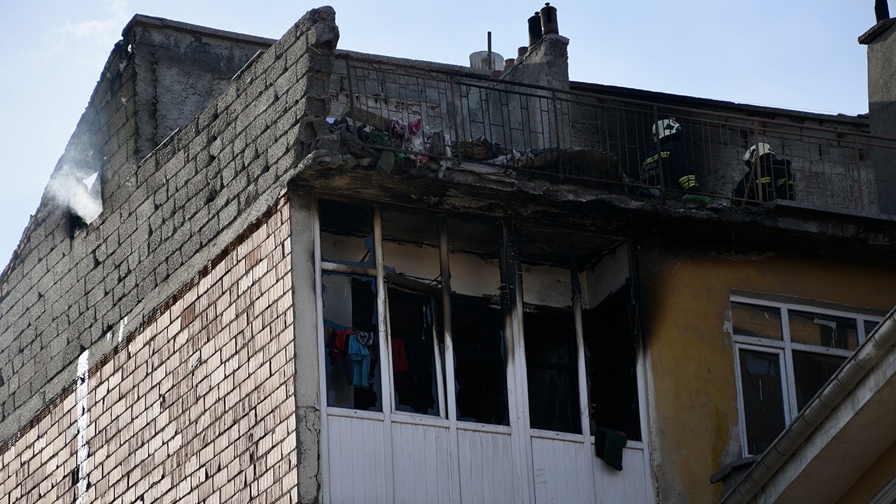 Konya’da 4 katlı apartmanın çatı katında çıkan yangın söndürüldü