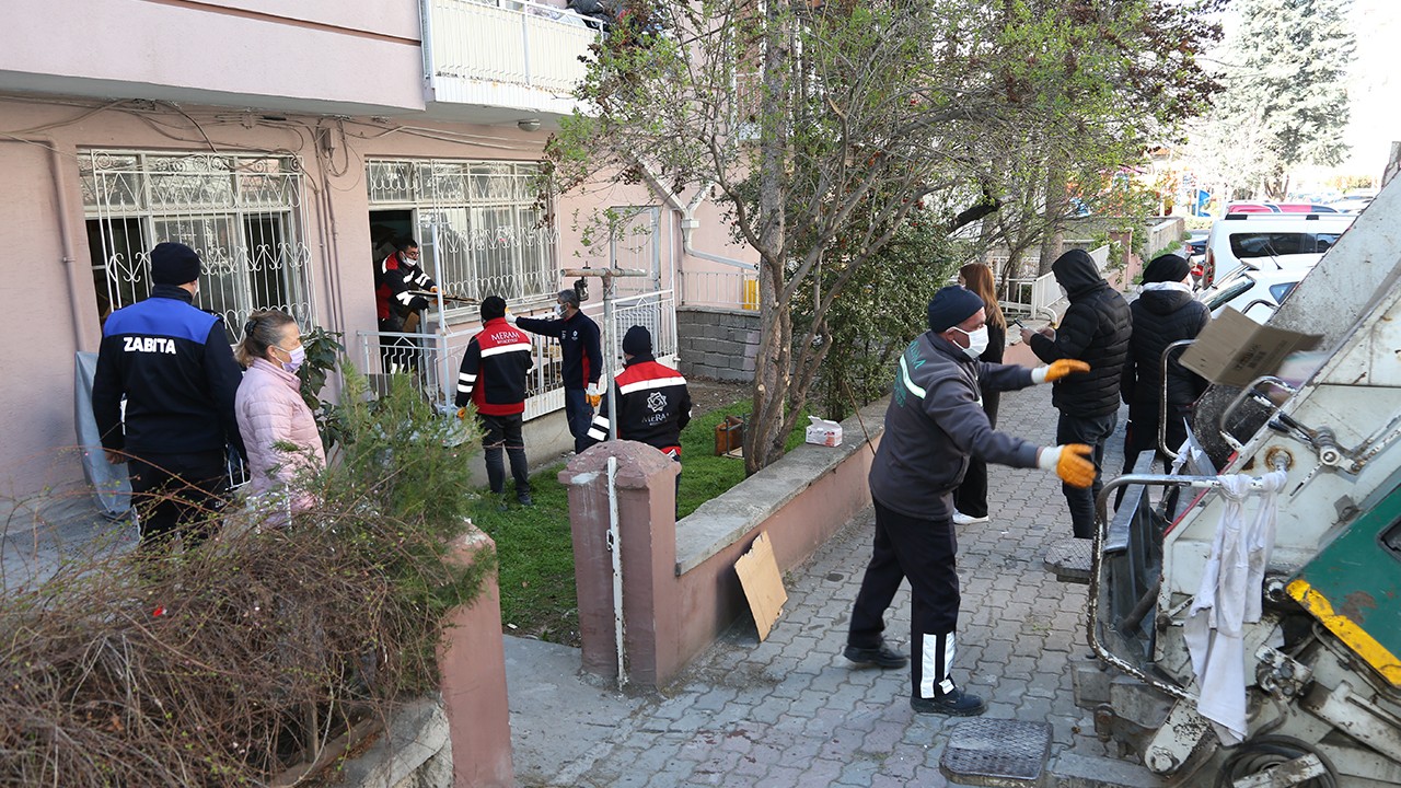 Konya'da bir çöp ev vakası daha! 5 kamyon çöp çıkarıldı