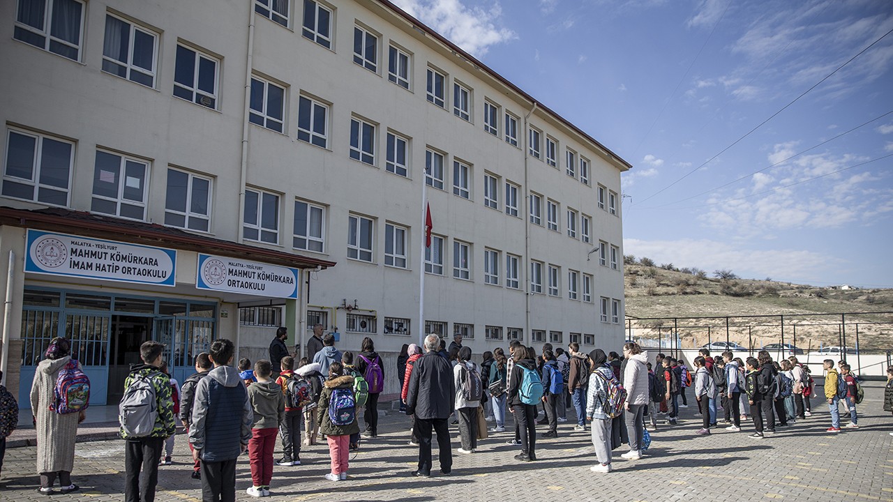 Deprem bölgesi Malatya’da bazı okullarda eğitim ve öğretime başlandı