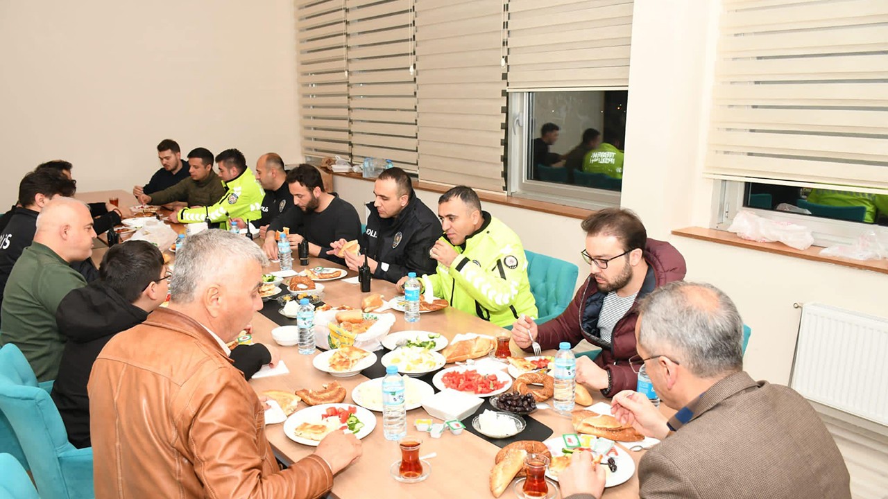 Seydişehir Kaymakamı Pişkin, polislerle sahur yaptı