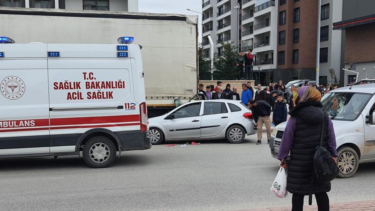 Konya'da otomobil park halindeki tırın altına girdi: 1 ölü, 3 yaralı