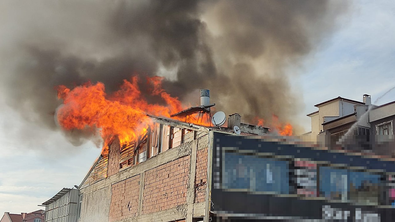 Konya’da iş merkezinin çatısında yangın