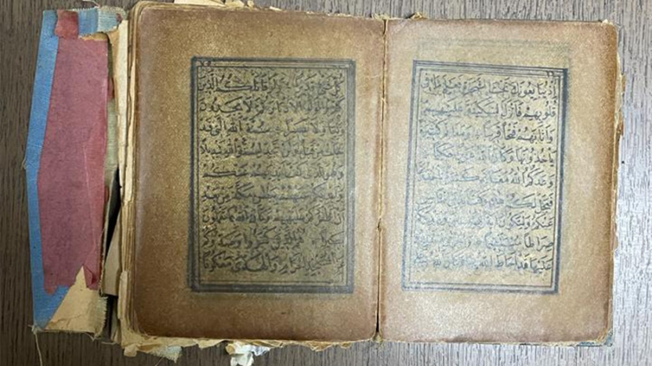 Tarihi değere sahip Kur'an-ı Kerim ve hançer ele geçirildi