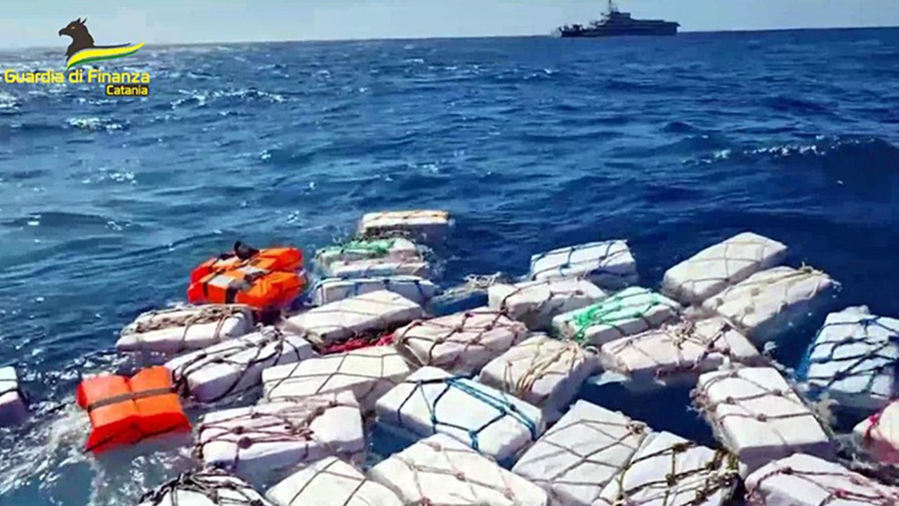 Akdeniz’e bırakılmış paketlerde yaklaşık 2 ton kokain ele geçirildi