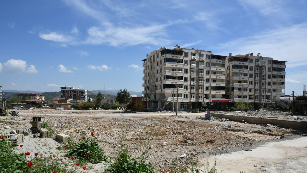 Nurdağı'nda acil yıkım kararı verilen binalardaki çalışmalar tamamlandı 