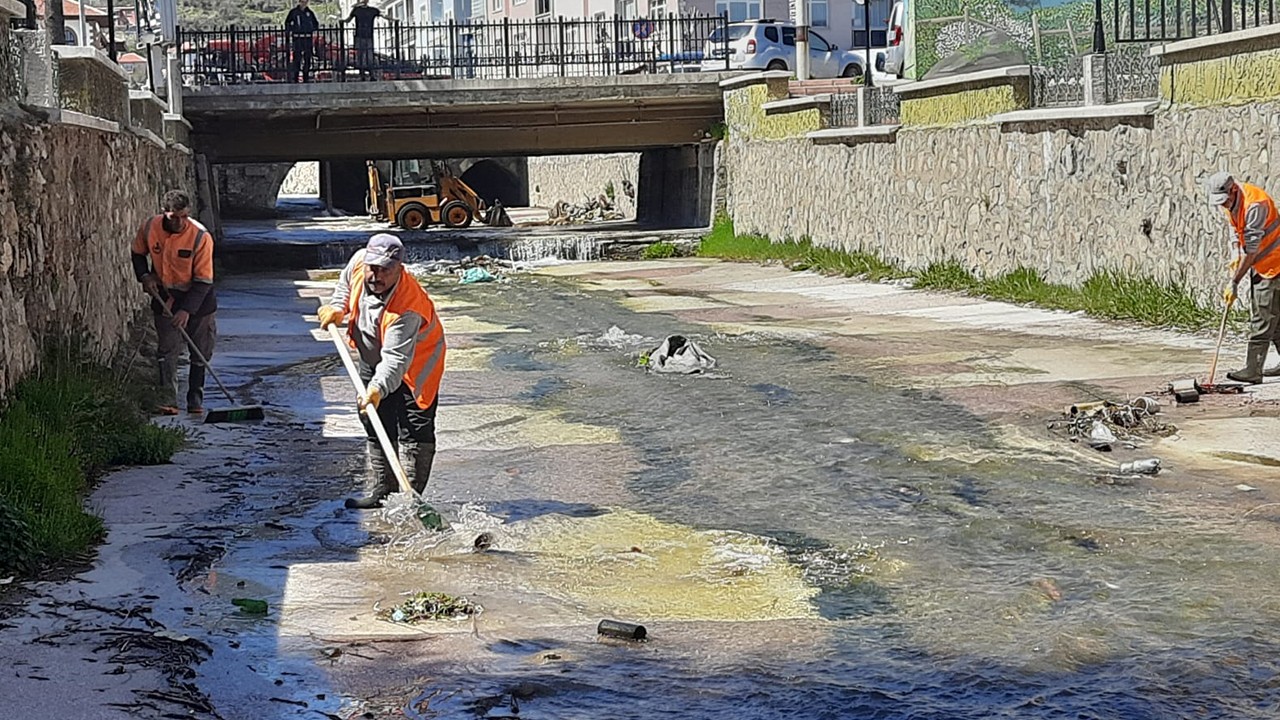 Belediye ekipleri Akşehir çayını temizledi