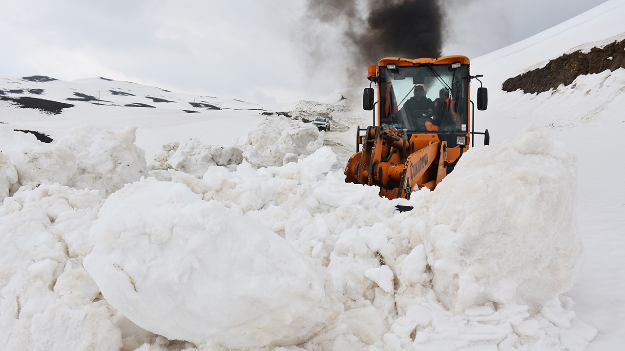 Ekipler 3 bin 300 rakımlı yolda karla mücadele ediyor