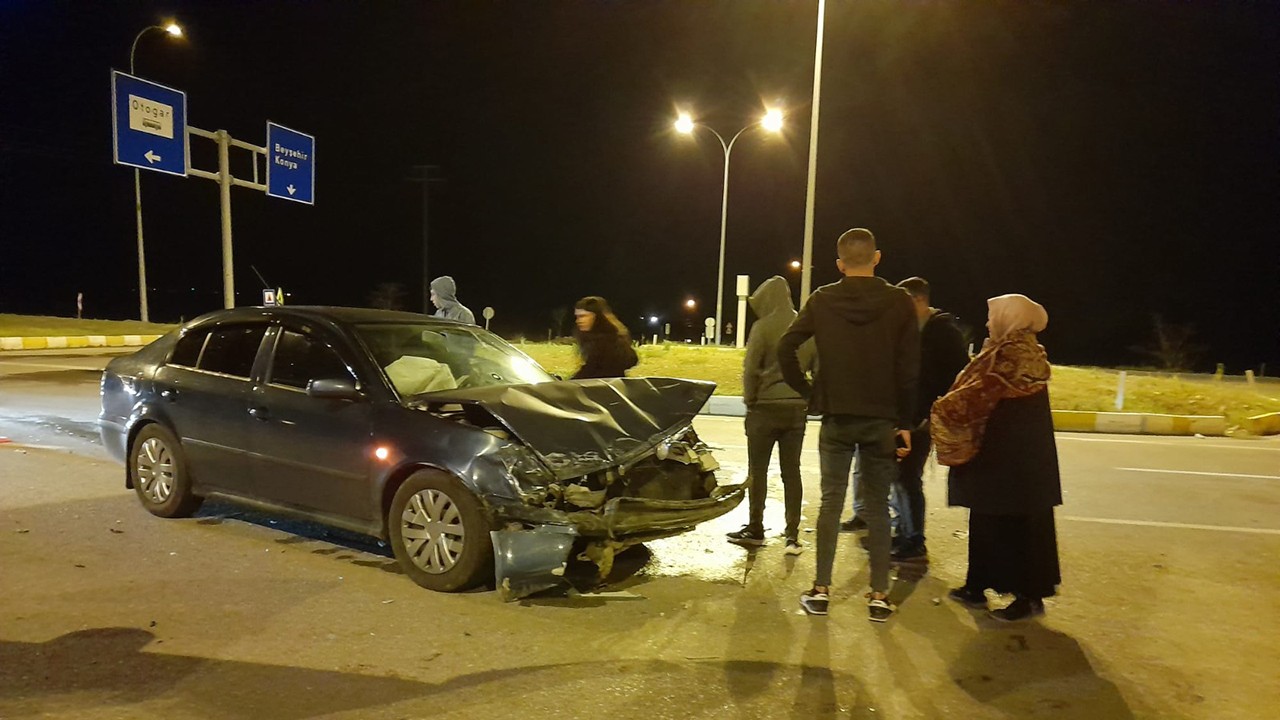 Konya’da otomobil kamyonetle çarpıştı: 3 yaralı