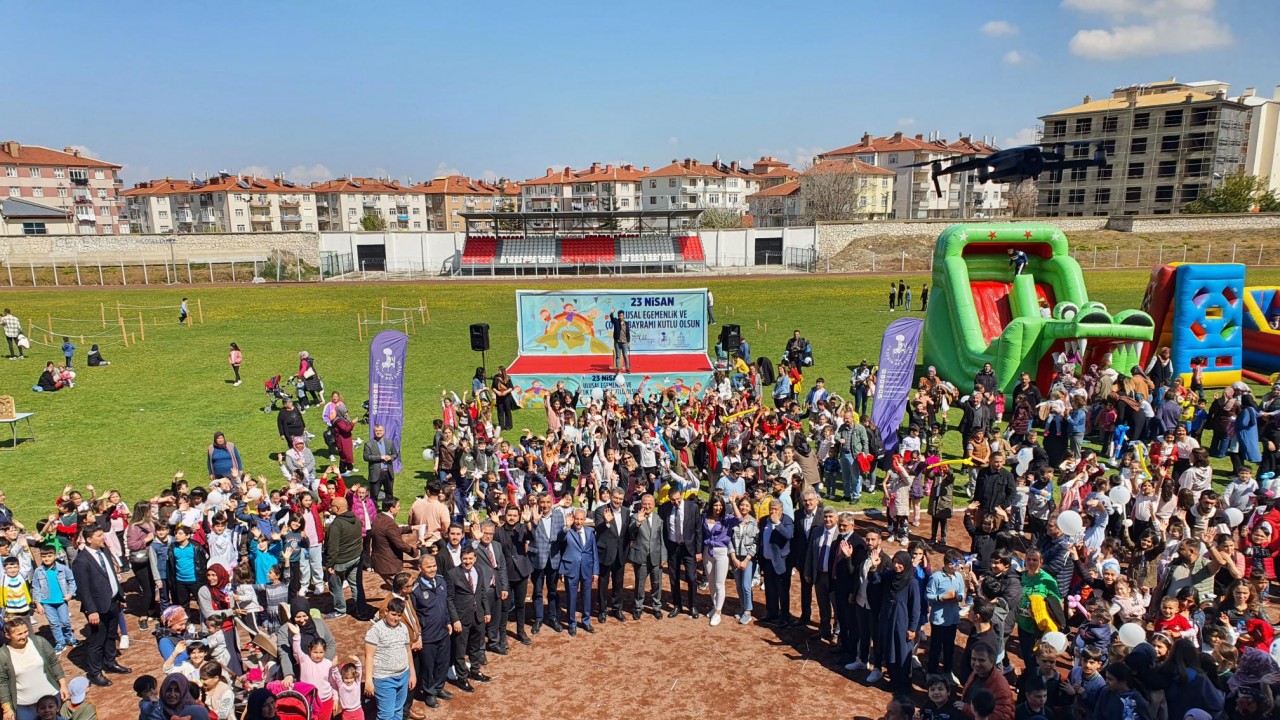 Akşehir Belediyesi çocuklar için bayram şenliği düzenledi