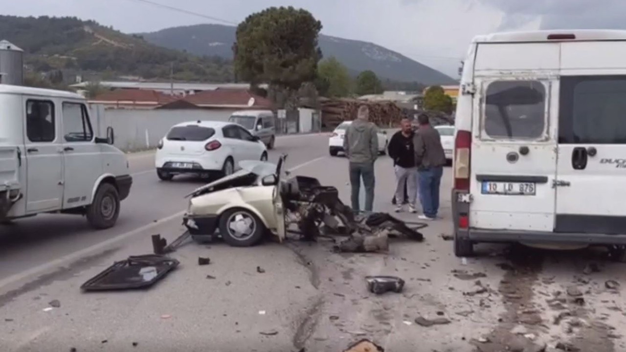 Kazada ikiye bölünen otomobilin sürücüsü şans eseri  kurtuldu