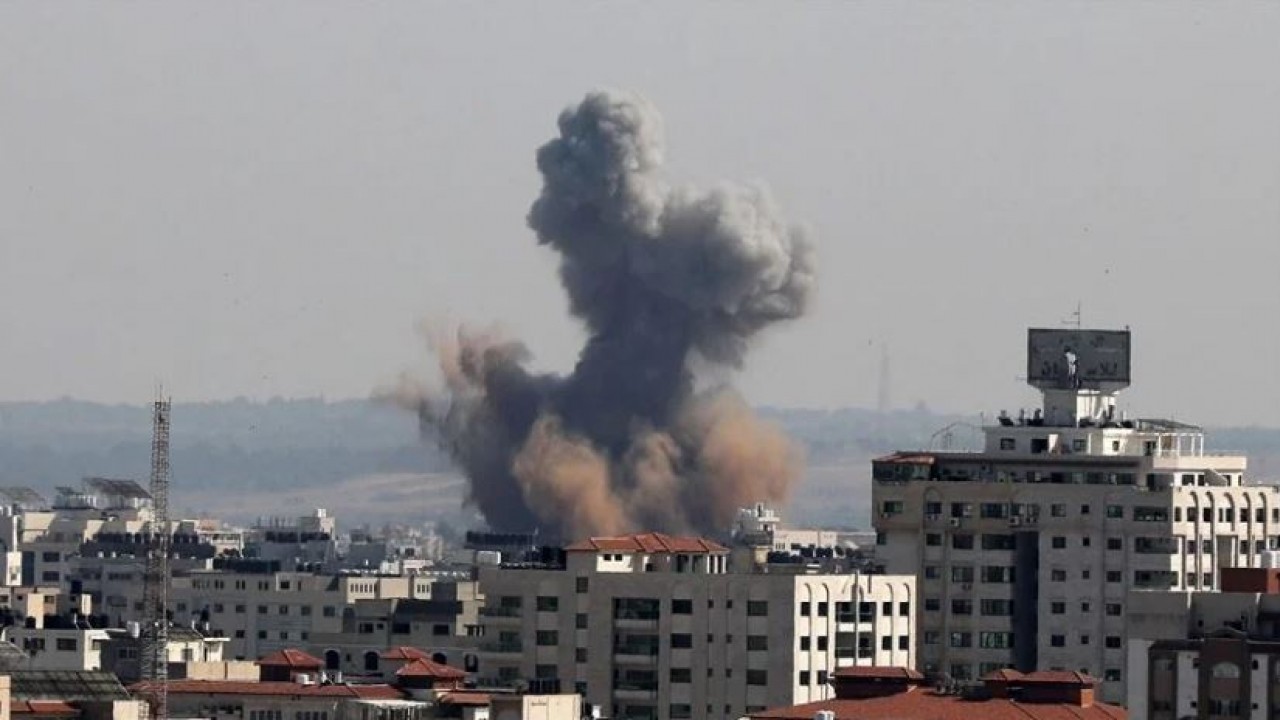 İsrail ordusu abluka altındaki Gazze'de 53 ayrı noktayı vurduğunu açıkladı
