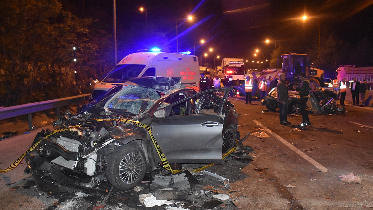 Polis aracınında karıştığı zincirleme trafik kazası:7 ölü,7 yaralı