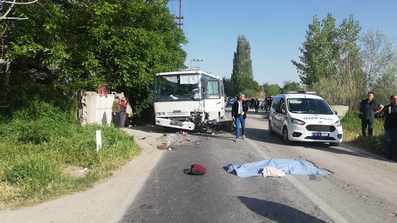 Konya'da midibüs ile motosiklet çarpıştı: 2 kişi öldü