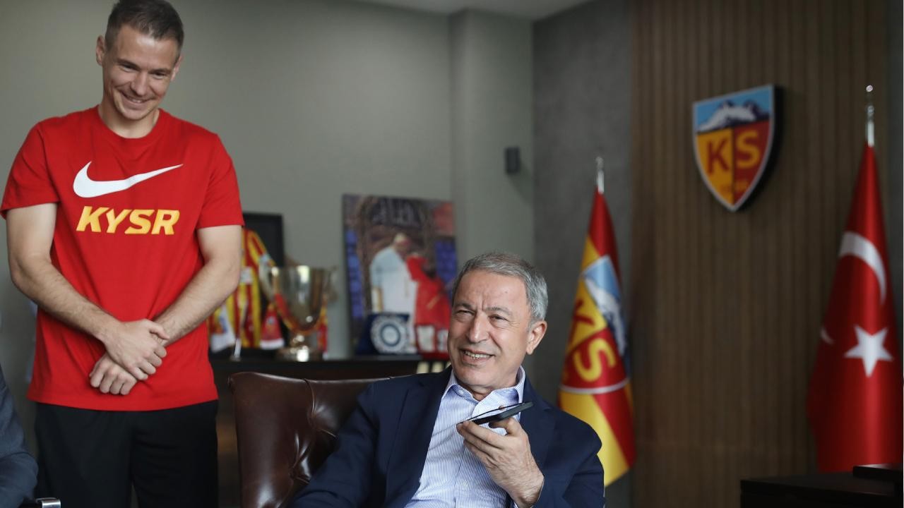 Bakan Akar Kayserispor'un Yunan stoperine sürpriz yaptı