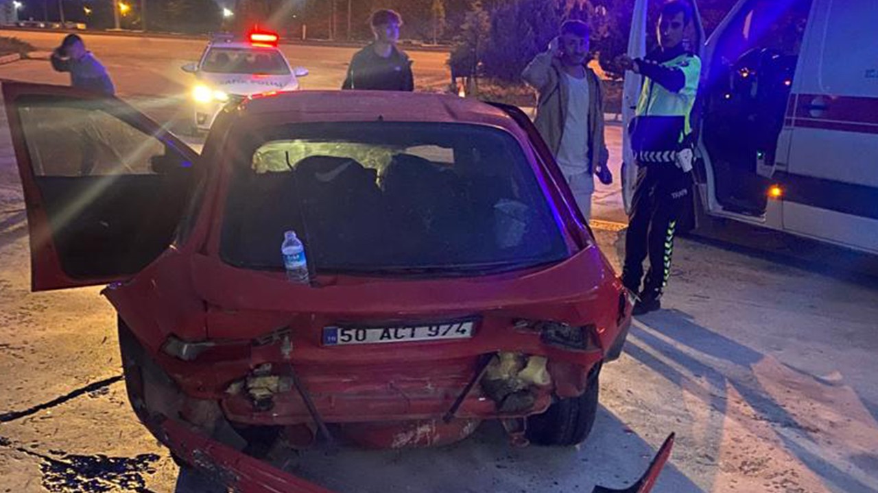 Afyon-Konya yolunda iki otomobil çarpıştı: 5 kişi yaralandı