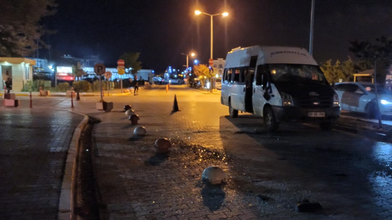 Husumetli ailelerin sokakta başlayan kavgası hastane önünde de devam etti: 14 yaralı