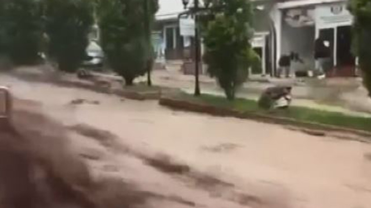 Kastamonu'nda sağanak: Cadde ve sokaklar suyla doldu, ev ve iş yerlerini su bastı