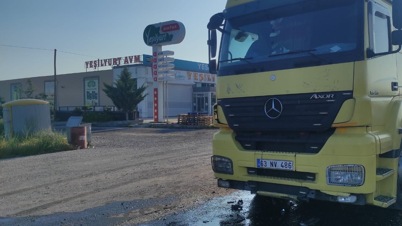 Konya'da hafif ticari araç park halindeki TIR'a çarptı! Sürücü hayatını kaybetti