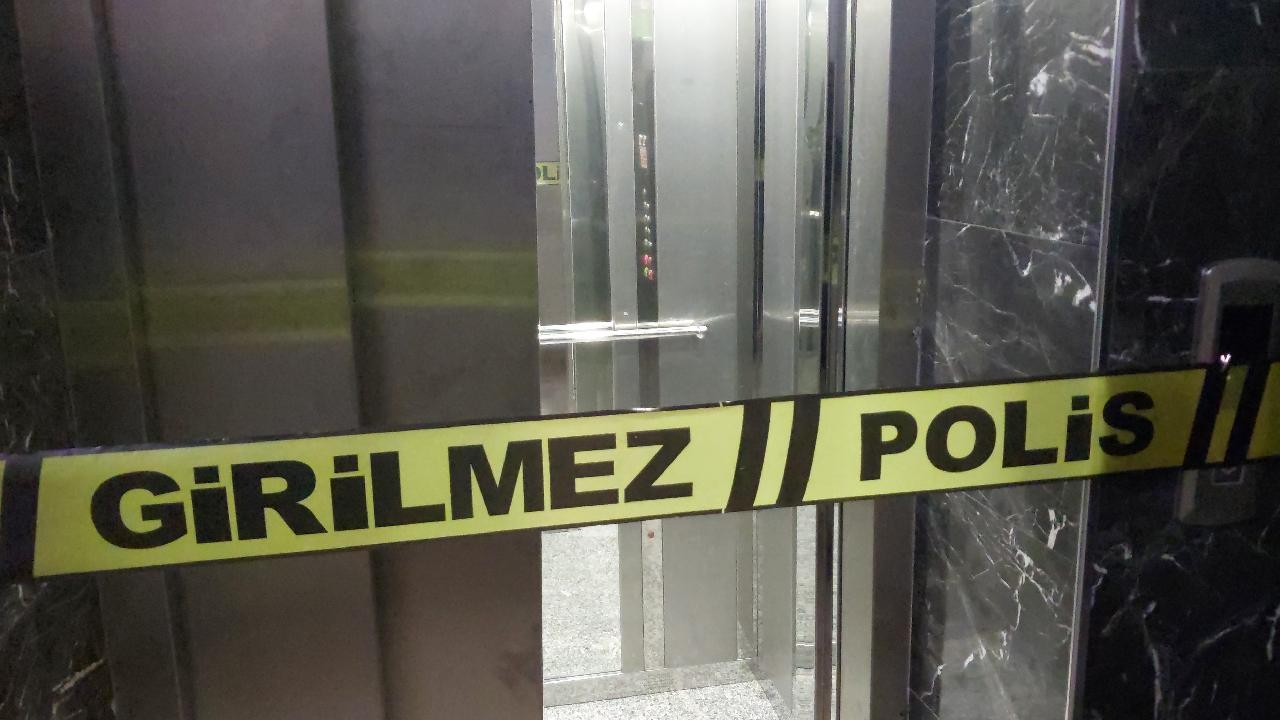 İhbara giden polis ve sağlık ekipleri asansörde mahsur kaldı