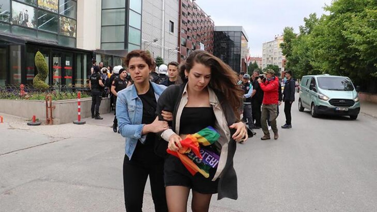 İzinsiz LGBTİ eylemine 18 gözaltı