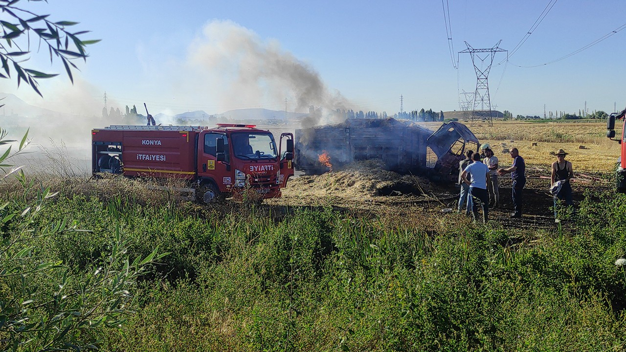Konya’da saman balyaları yüklü kamyonet yandı