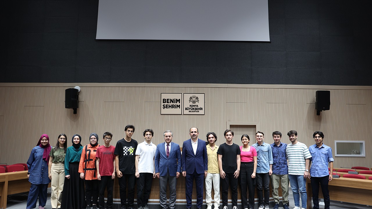 Başkan Altay YKS’de ilk 100’e giren Konyalı öğrencilerle bir araya geldi