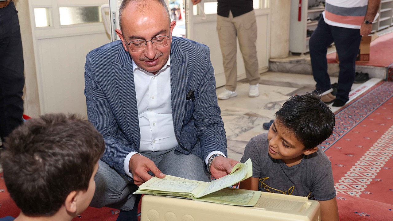 Başkan Kavuş çocuklara kitap hediye etti