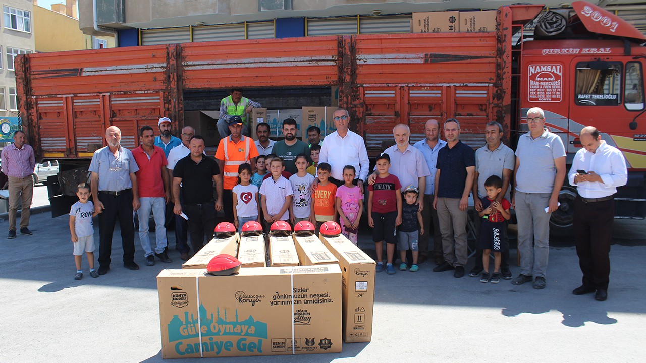 Yunak’ta “Güle Oynaya Camiye Gel“ projesi kapsamında bisiklet dağıtıldı