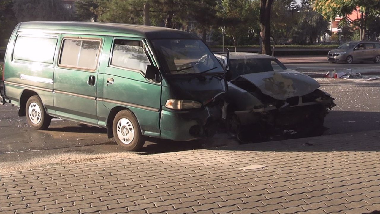 Konya'da ehliyetsiz sürücü önce reklam panosuna sonra minibüse çarptı!