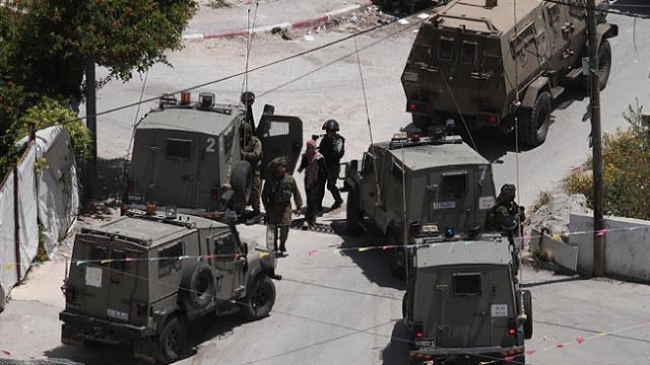 İsrail askerleri işgal altındaki Batı Şeria'da 14 Filistinliyi gözaltına aldı