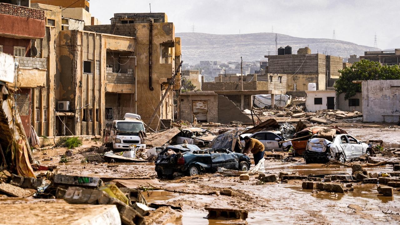 Libya ordusu kurtarma operasyonlarını kolaylaştırmak için Derne’yi tahliye ediyor