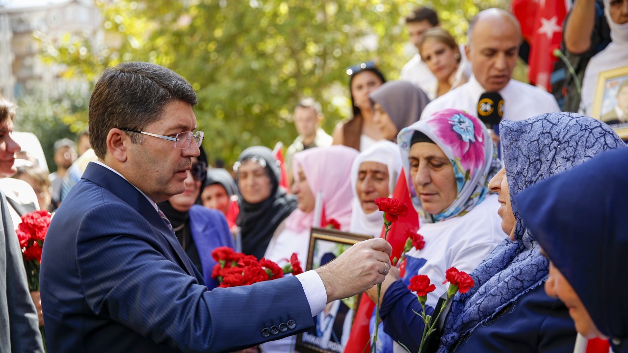 Bakan Tunç'tan Diyarbakır annelerine ziyaret