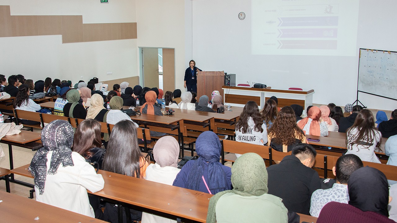 Selçuk Üniversitesi öğrencilerine Hastane Uygulama ve Sağlık Hizmetlerine Uyum Eğitimleri verildi