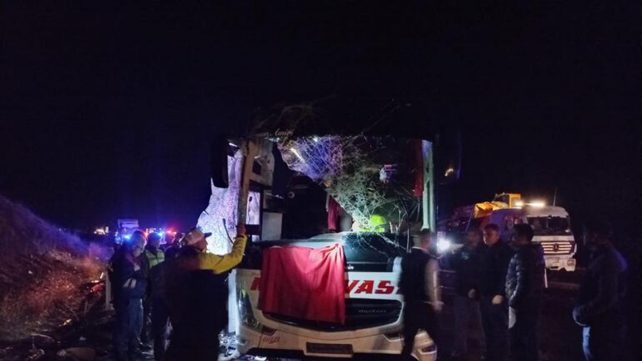 Direksiyon hakimiyetini kaybettiği yolcu otobüsü devrildi: 38 yaralı