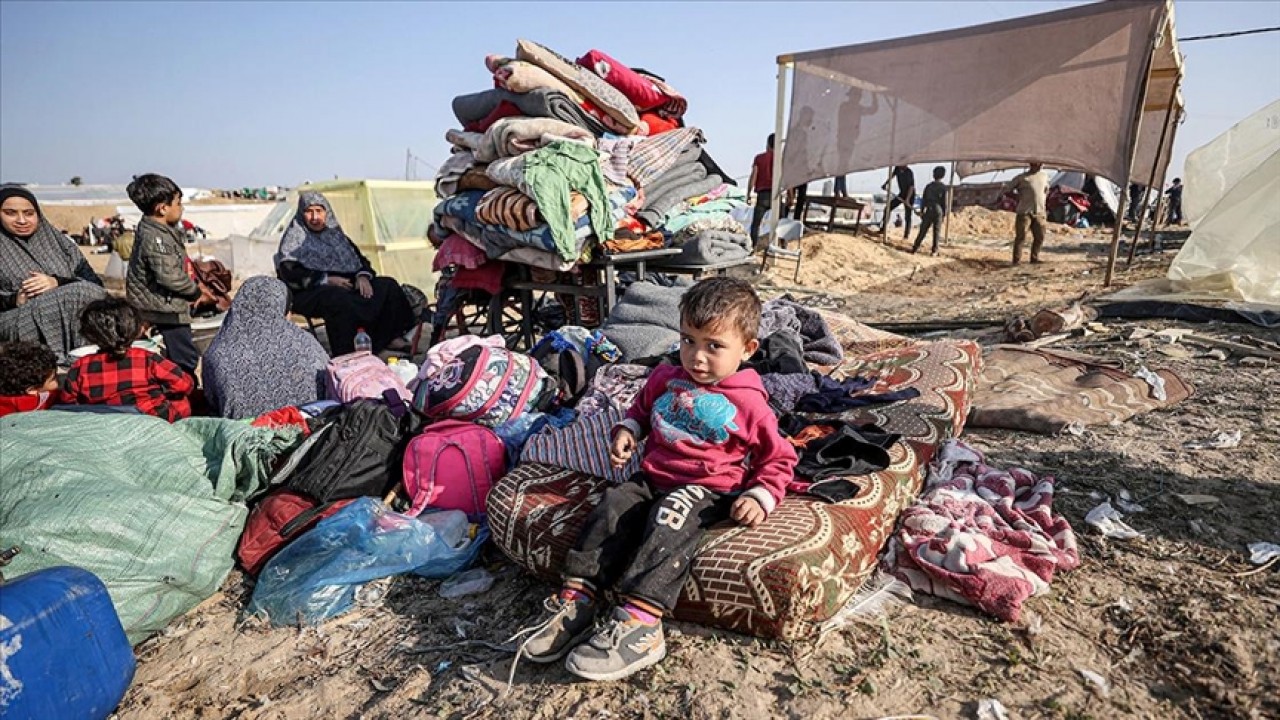 İsrail’in Gazze’ye saldırılarından kaçan yüzlerce Filistinli, Mısır sınırı yakınlarına sığındı