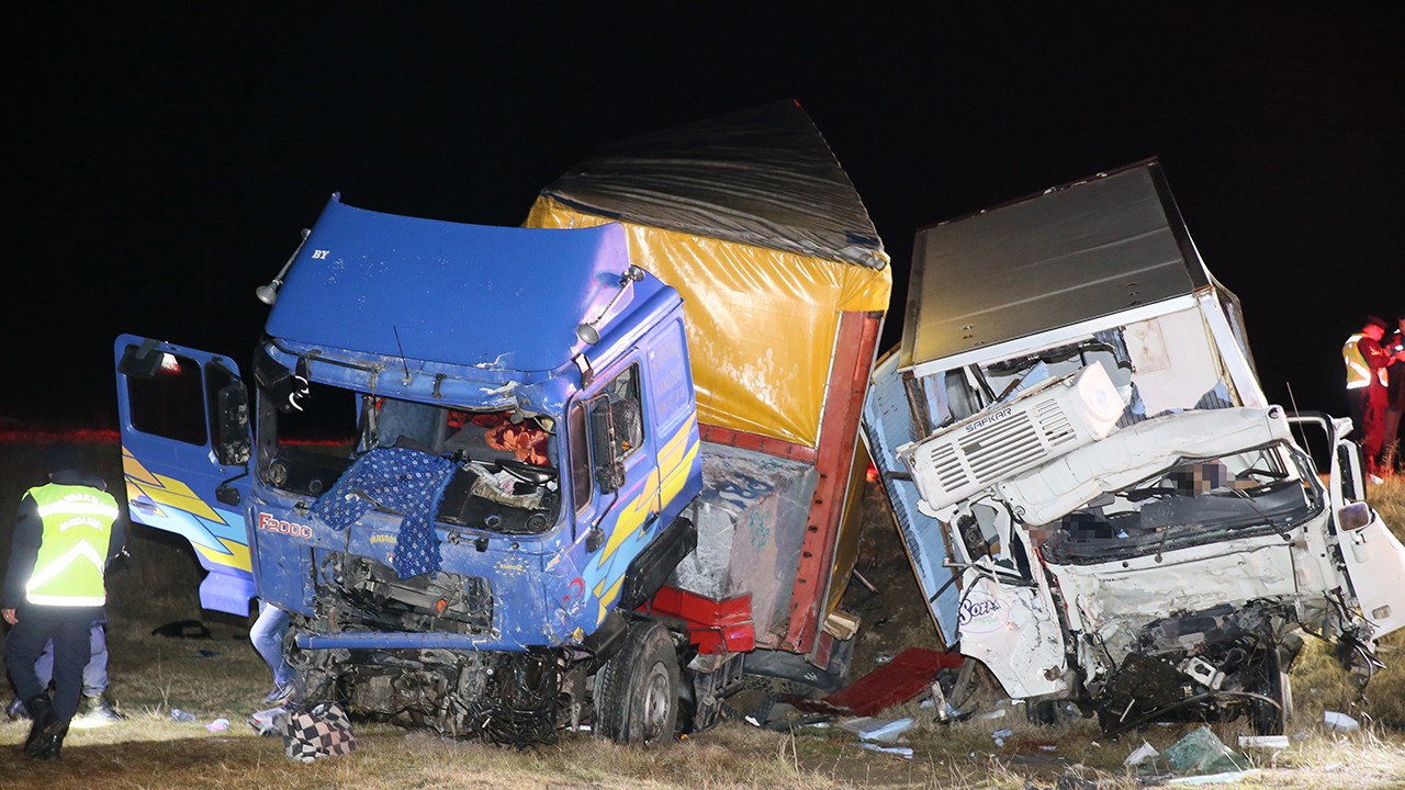 TIR’la kamyonetin çarpıştığı kazada 2 kişi öldü, 2 kişi yaralandı