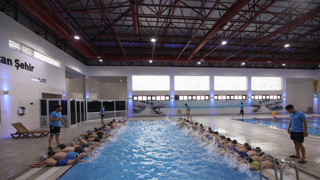 Konya’da yüzme bilmeyen kalmayacak! Ücretsiz etkinliğe 100 okul 7.500 öğrenci katıldı