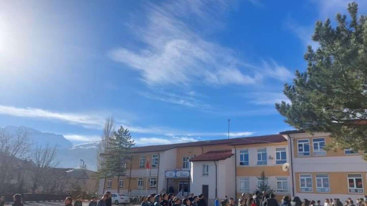 Seydişehir'de gurbetçi hayırsever öğrencilere mont hediye etti