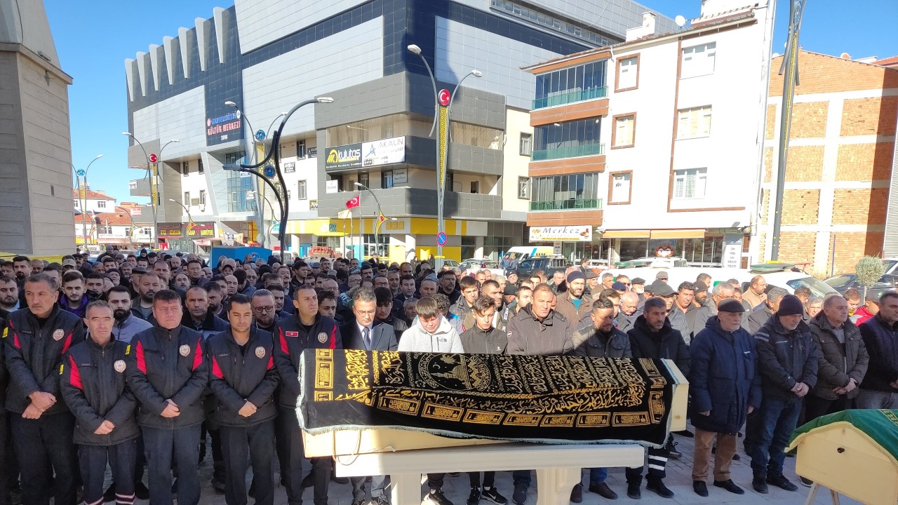 Konya'da balkondan düşerek hayatını kaybeden itfaiye eri toprağa verildi
