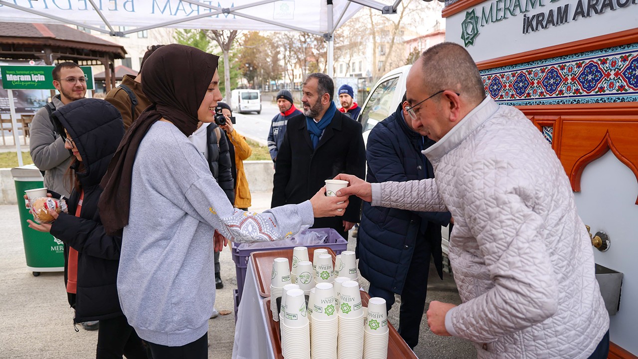 Başkan Kavuş, sınav heyecanı yaşayan  üniversitelilerin içini sıcak çorba ile ısıttı