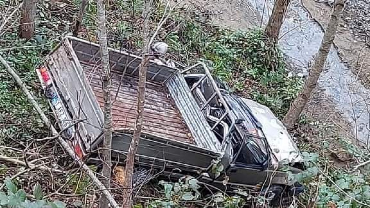 Üzerine kaya düşen kamyonet şarampole yuvarlandı; sürücü öldü, kızı yaralı