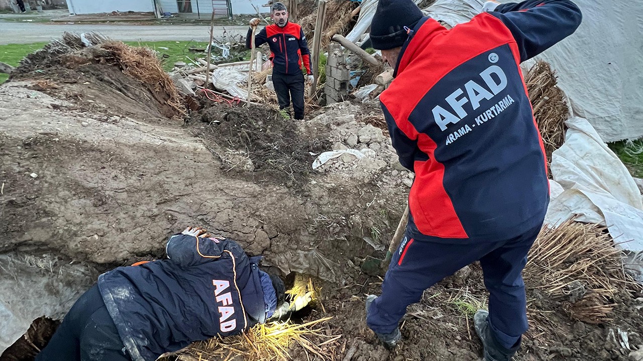 Yağış nedeniyle atıl durumdaki bir ahır çöktü: Köpekleri AFAD ekipleri kurtardı