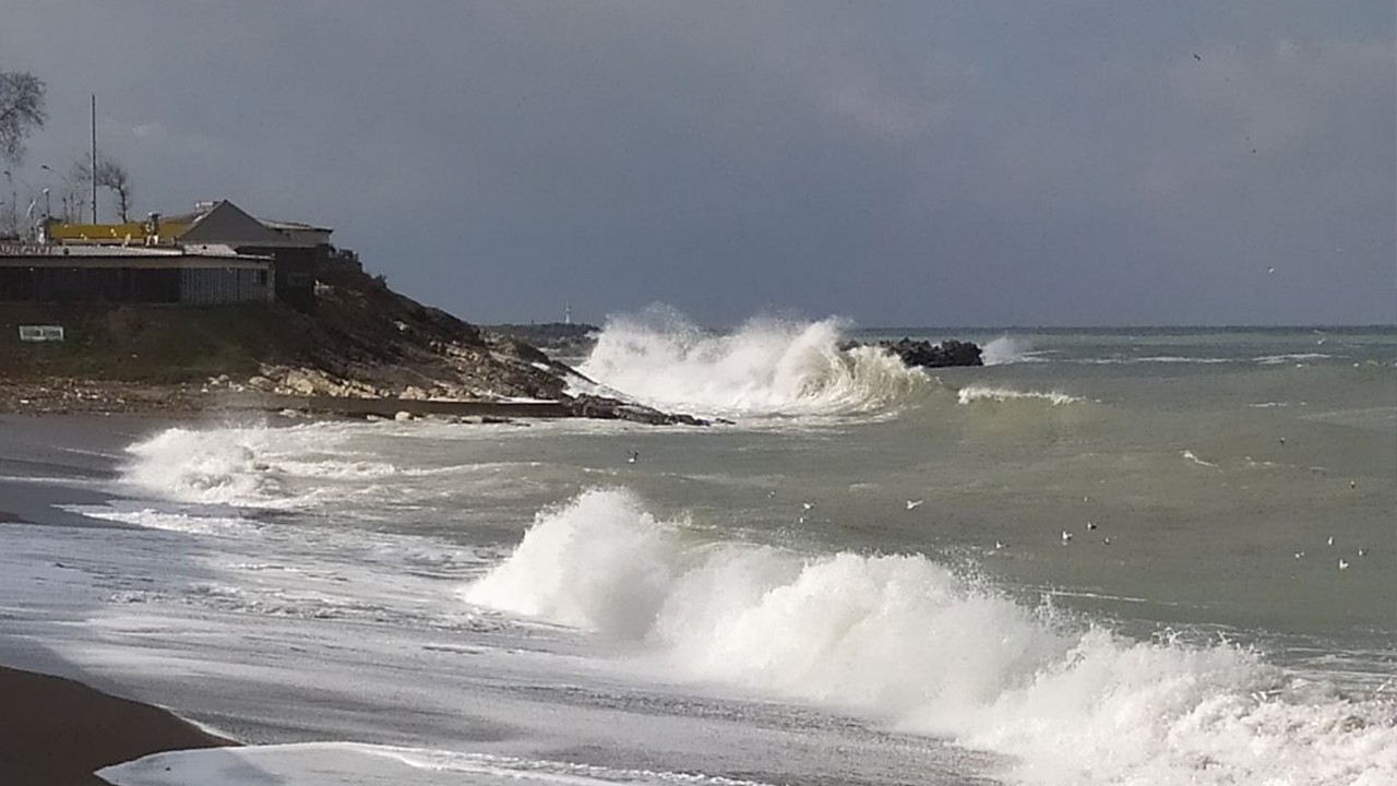 Akçakoca’da rüzgarın etkisiyle dalga boyu 4 metreye ulaştı
