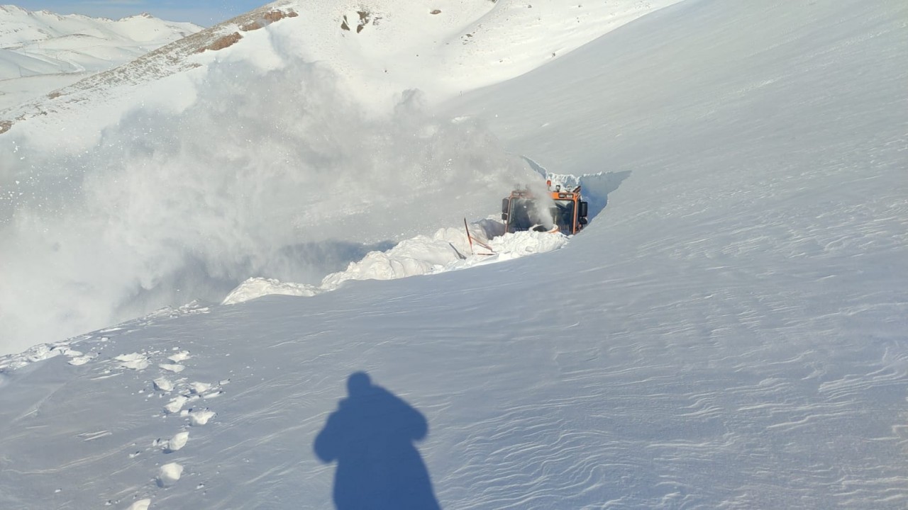 Ekiplerin 5 metrelik karla zorlu mücadelesi