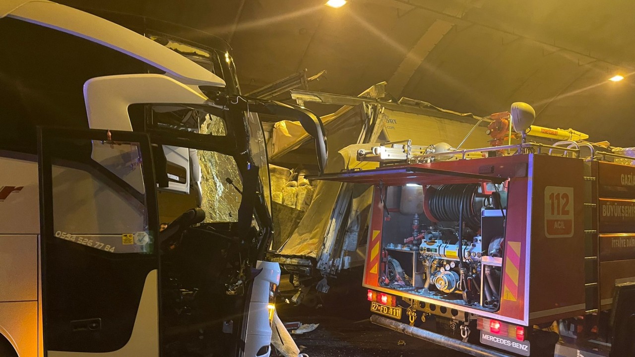 Yolcu otobüsü TIR’a çarptı:  Araç içinde sıkışan otobüs şoförü hayatını kaybetti