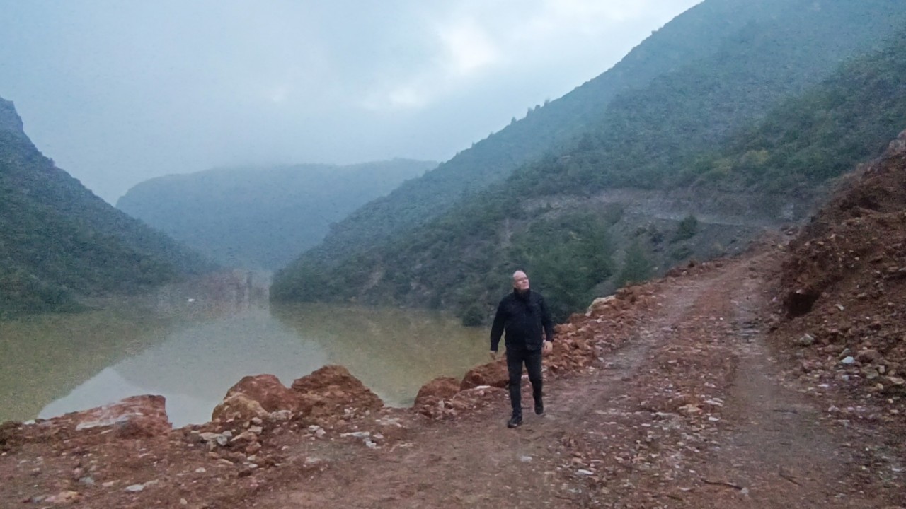 Deprem sonrası yıkılan dağın doğal göl oluşturduğu bölgede inceleme